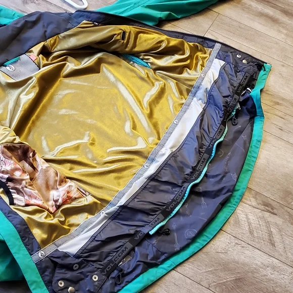 Volcom Snowboarding Jacket - Picture 3 of 5